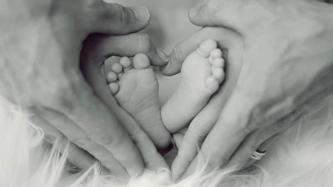 Nóżki wcześniaka w objęciach rodziców