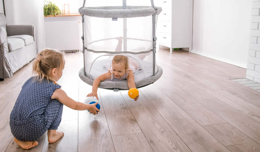 Dziecko w otwartym kojcu Memola