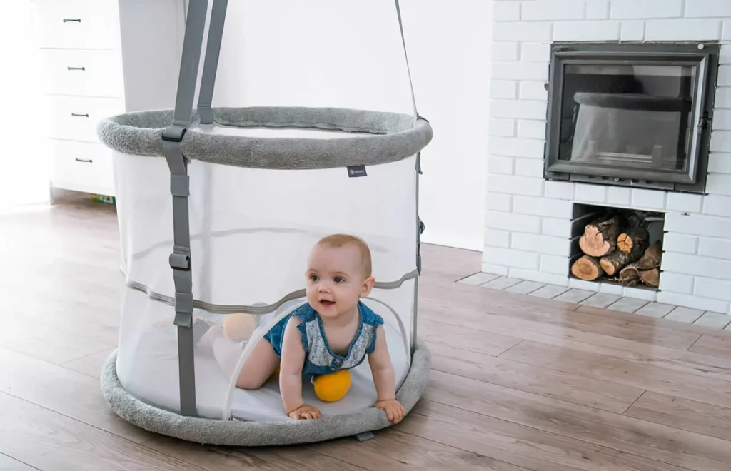 Dziecko w kojcu memola