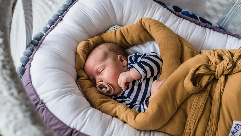 Baby śpi w kołysce