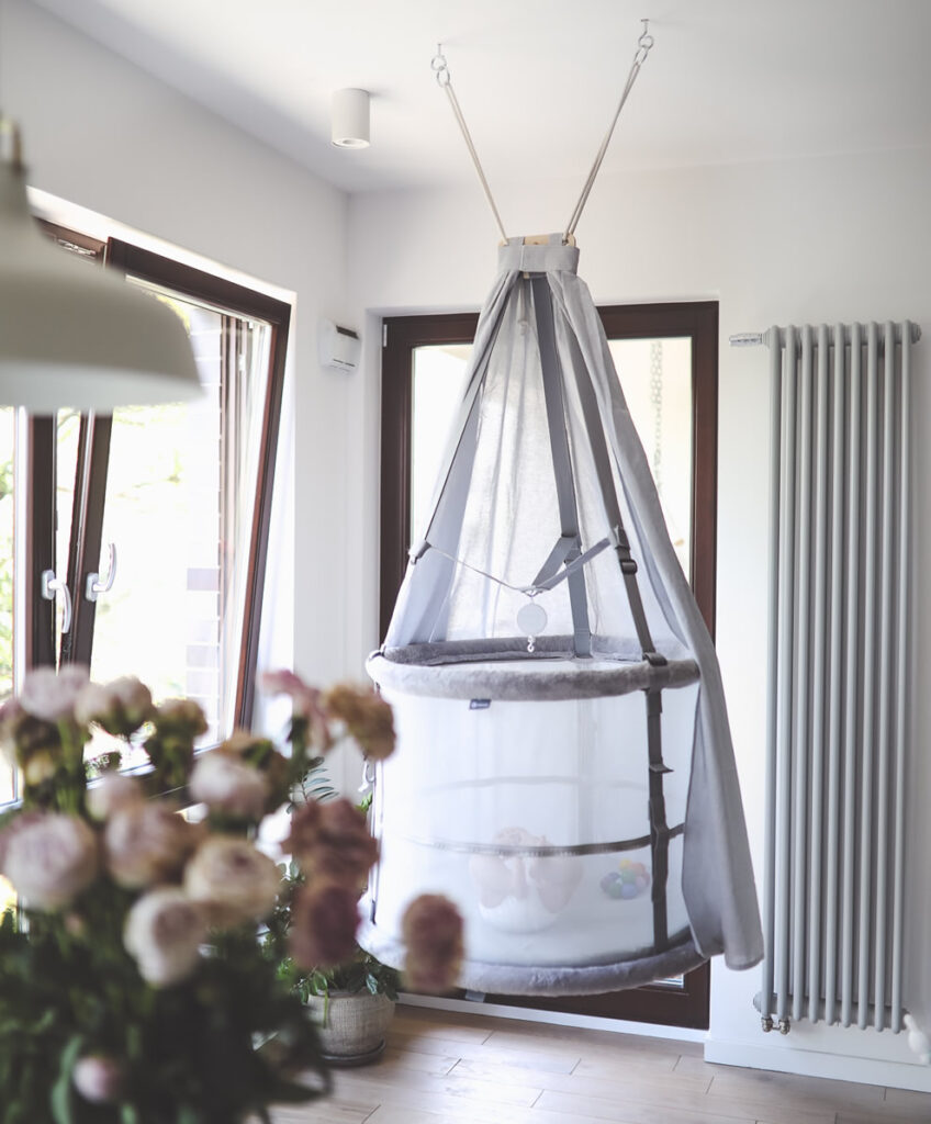 Kołyska Memola podłączona do sufitu w salonie